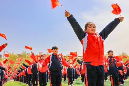 李在明出庭受审:昂首阔步走进法院 众多支持者围堵高呼